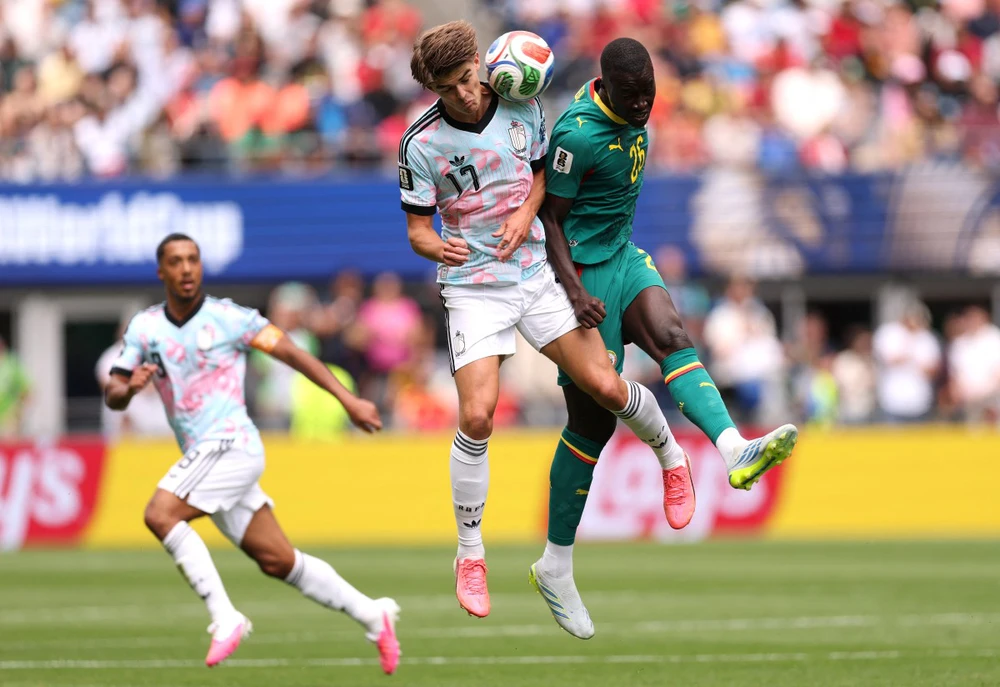 Pape Guye tranh bóng với cầu thủ Bỉ trong trận thua 2-3 ở vòng 1/16 World Cup 2026. Ảnh: AFP/TTXVN