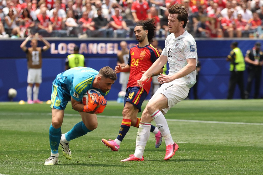 Thủ môn Tây Ban Nha đi vào lịch sử World Cup, phá kỷ lục tồn tại 36 năm của huyền thoại Walter Zenga - Ảnh 1.