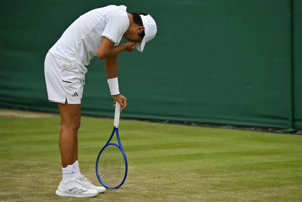 Tay vợt gốc Việt dùng suất ăn nhanh khổng lồ trên giường bệnh sau trận thua sốc ở Wimbledon - Ảnh 1. Tay vợt gốc Việt dùng suất ăn nhanh khổng lồ trên giường bệnh sau trận thua sốc ở Wimbledon - Ảnh 1.