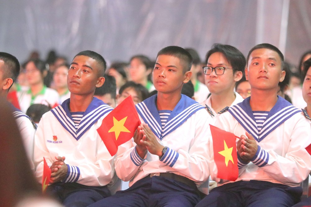 Cầu truyền hình đặc biệt "Rạng rỡ tên Người": Lan tỏa niềm tự hào về Thành phố mang tên Bác - Ảnh 8. Cầu truyền hình đặc biệt "Rạng rỡ tên Người": Lan tỏa niềm tự hào về Thành phố mang tên Bác - Ảnh 8.