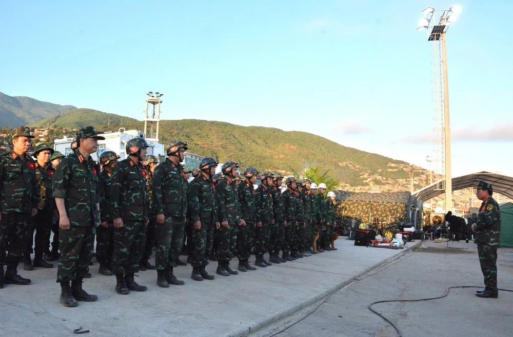 Đoàn Việt Nam chạy đua với thời gian tìm kiếm nạn nhân động đất tại Venezuela - Ảnh 2. Đoàn Việt Nam chạy đua với thời gian tìm kiếm nạn nhân động đất tại Venezuela - Ảnh 2.