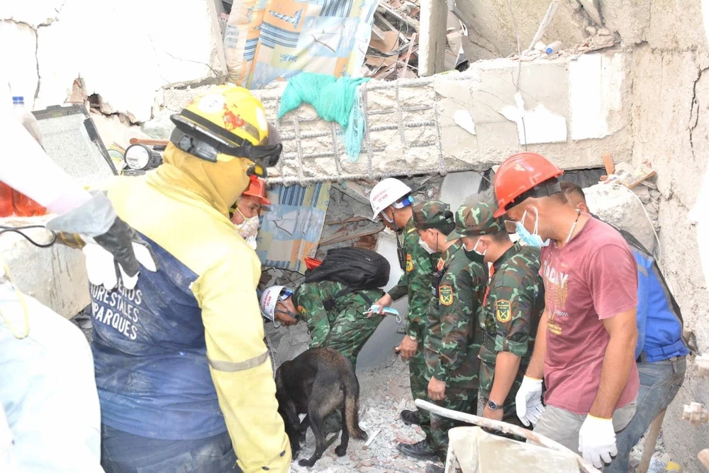Đoàn Việt Nam chạy đua với thời gian tìm kiếm nạn nhân động đất tại Venezuela - Ảnh 7. Đoàn Việt Nam chạy đua với thời gian tìm kiếm nạn nhân động đất tại Venezuela - Ảnh 7.