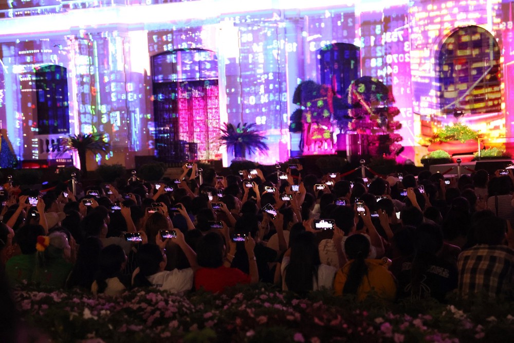 Biểu diễn nghệ thuật và trình chiếu 3D Mapping mừng 50 năm Thành phố mang tên Bác - Ảnh 10. Biểu diễn nghệ thuật và trình chiếu 3D Mapping mừng 50 năm Thành phố mang tên Bác - Ảnh 10.