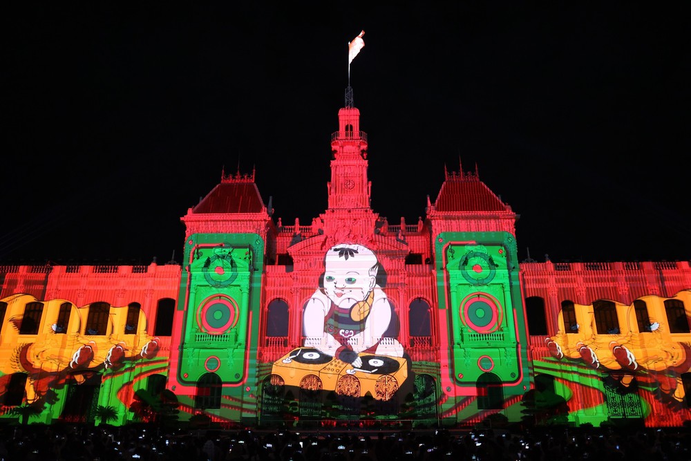 Biểu diễn nghệ thuật và trình chiếu 3D Mapping mừng 50 năm Thành phố mang tên Bác - Ảnh 8. Biểu diễn nghệ thuật và trình chiếu 3D Mapping mừng 50 năm Thành phố mang tên Bác - Ảnh 8.