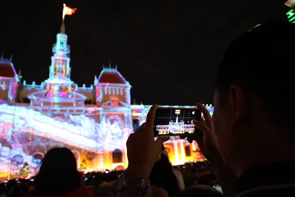 Biểu diễn nghệ thuật và trình chiếu 3D Mapping mừng 50 năm Thành phố mang tên Bác - Ảnh 9. Biểu diễn nghệ thuật và trình chiếu 3D Mapping mừng 50 năm Thành phố mang tên Bác - Ảnh 9.