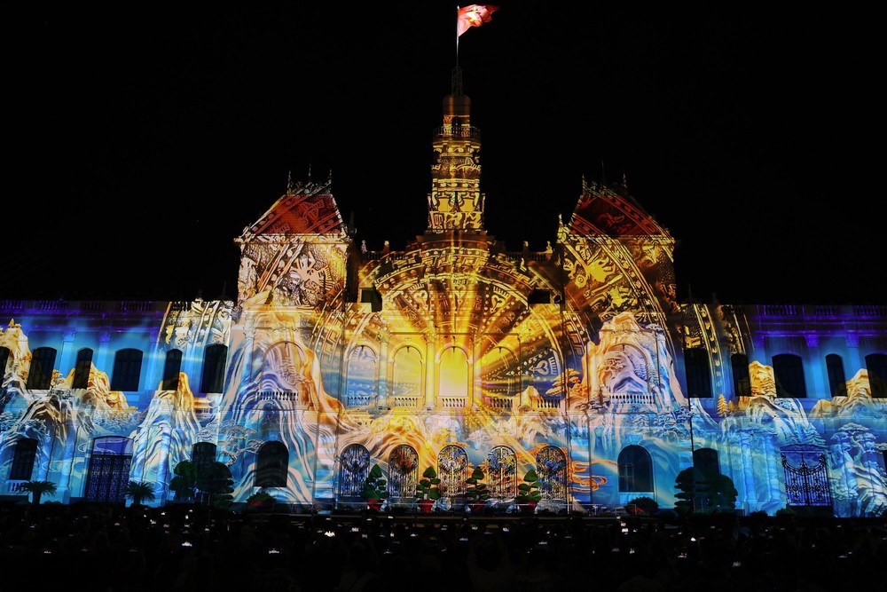 Biểu diễn nghệ thuật và trình chiếu 3D Mapping mừng 50 năm Thành phố mang tên Bác - Ảnh 6. Biểu diễn nghệ thuật và trình chiếu 3D Mapping mừng 50 năm Thành phố mang tên Bác - Ảnh 6.