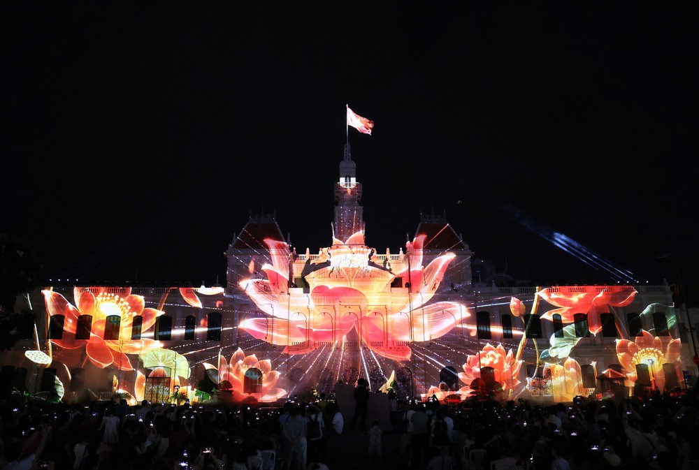 Biểu diễn nghệ thuật và trình chiếu 3D Mapping mừng 50 năm Thành phố mang tên Bác - Ảnh 5. Biểu diễn nghệ thuật và trình chiếu 3D Mapping mừng 50 năm Thành phố mang tên Bác - Ảnh 5.