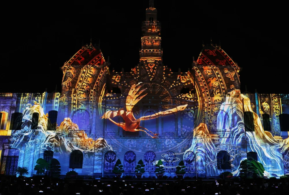 Biểu diễn nghệ thuật và trình chiếu 3D Mapping mừng 50 năm Thành phố mang tên Bác - Ảnh 4. Biểu diễn nghệ thuật và trình chiếu 3D Mapping mừng 50 năm Thành phố mang tên Bác - Ảnh 4.