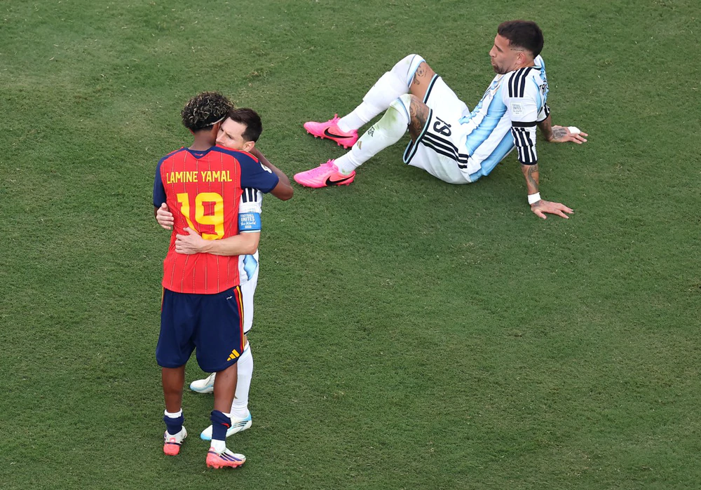 Yamal an ủi Messi: khoảnh khắc đẹp khép lại chung kết World Cup 2026 - Ảnh 1. Yamal an ủi Messi: khoảnh khắc đẹp khép lại chung kết World Cup 2026 - Ảnh 1.
