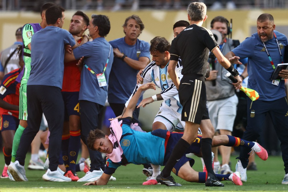 Argentina tự làm hoen ố hình ảnh của mình bằng sự cay cú - Ảnh 4. Argentina tự làm hoen ố hình ảnh của mình bằng sự cay cú - Ảnh 4.