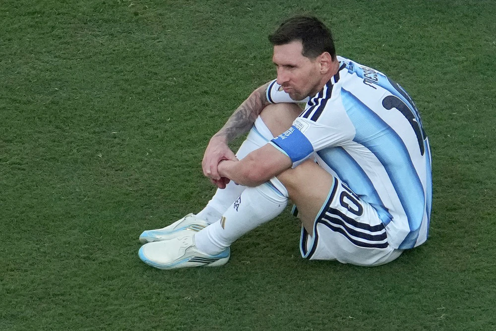 Nỗi buồn của Messi. Ảnh: AFP/TTXVN Nỗi buồn của Messi. Ảnh: AFP/TTXVN