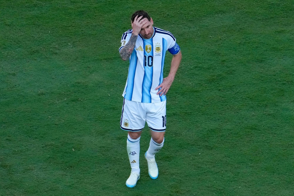 Nỗi buồn của Messi. Ảnh: AFP/TTXVN Nỗi buồn của Messi. Ảnh: AFP/TTXVN
