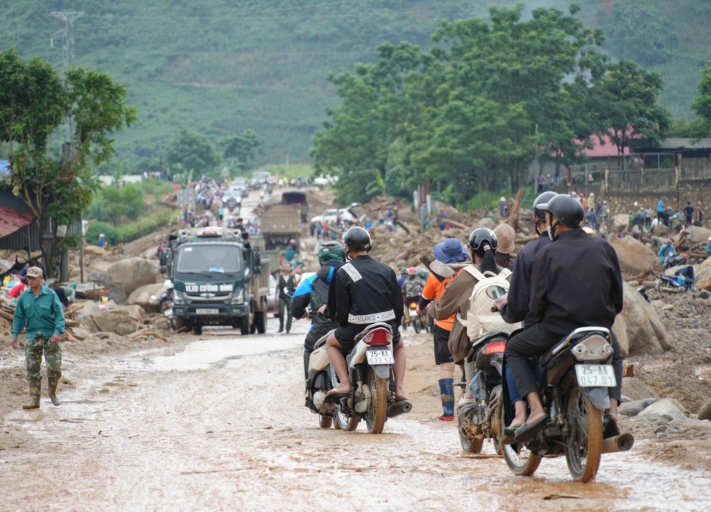 Chia sẻ sâu sắc, hỗ trợ người dân bị thiệt hại do lũ quét tại Mường Than - Ảnh 4. Chia sẻ sâu sắc, hỗ trợ người dân bị thiệt hại do lũ quét tại Mường Than - Ảnh 4.