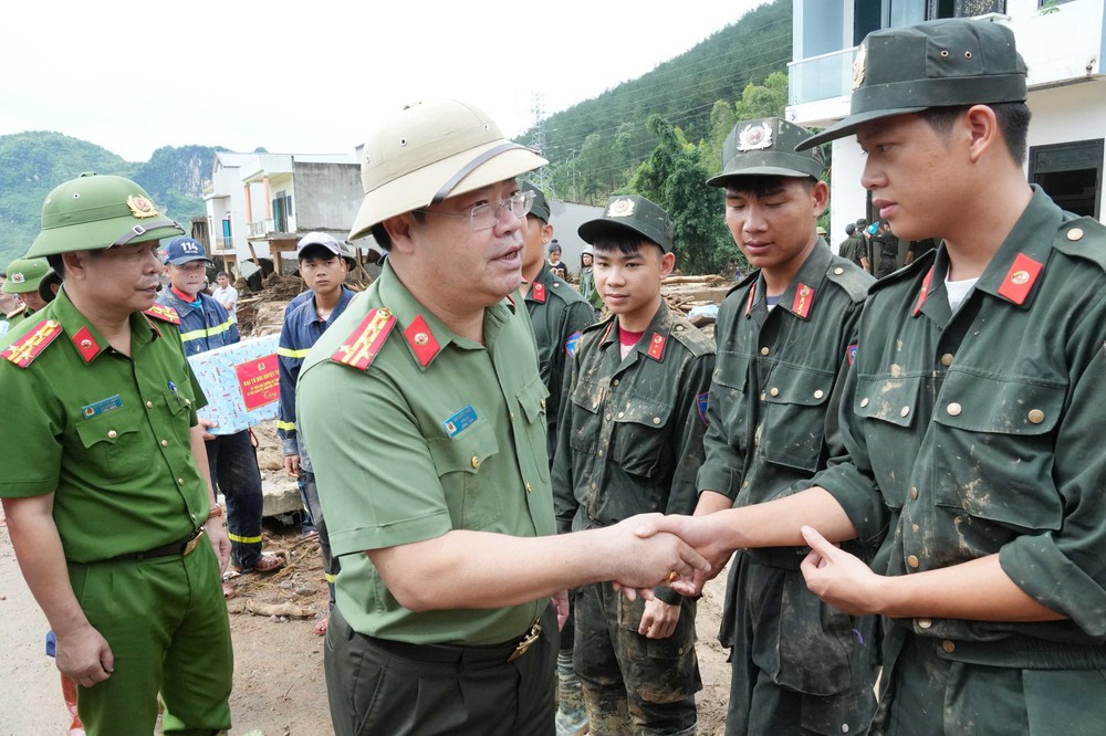Chia sẻ sâu sắc, hỗ trợ người dân bị thiệt hại do lũ quét tại Mường Than - Ảnh 1. Chia sẻ sâu sắc, hỗ trợ người dân bị thiệt hại do lũ quét tại Mường Than - Ảnh 1.