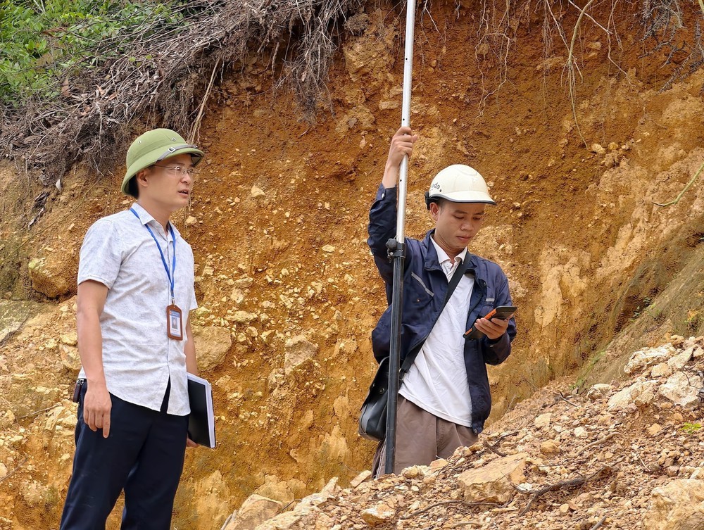 Hà Nội khẩn trương xử lý điểm sạt trượt tại Khu du lịch văn hóa Đền Sóc - Ảnh 1. Hà Nội khẩn trương xử lý điểm sạt trượt tại Khu du lịch văn hóa Đền Sóc - Ảnh 1.
