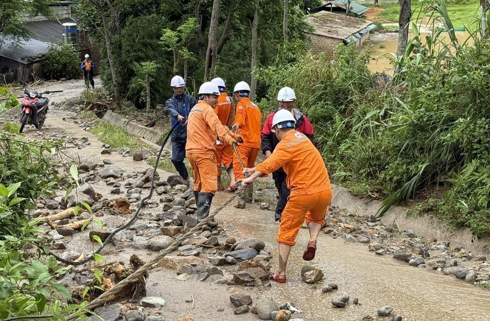 Mường Than (Lai Châu) tan hoang sau lũ quét, sạt lở đất - Ảnh 7. Mường Than (Lai Châu) tan hoang sau lũ quét, sạt lở đất - Ảnh 7.