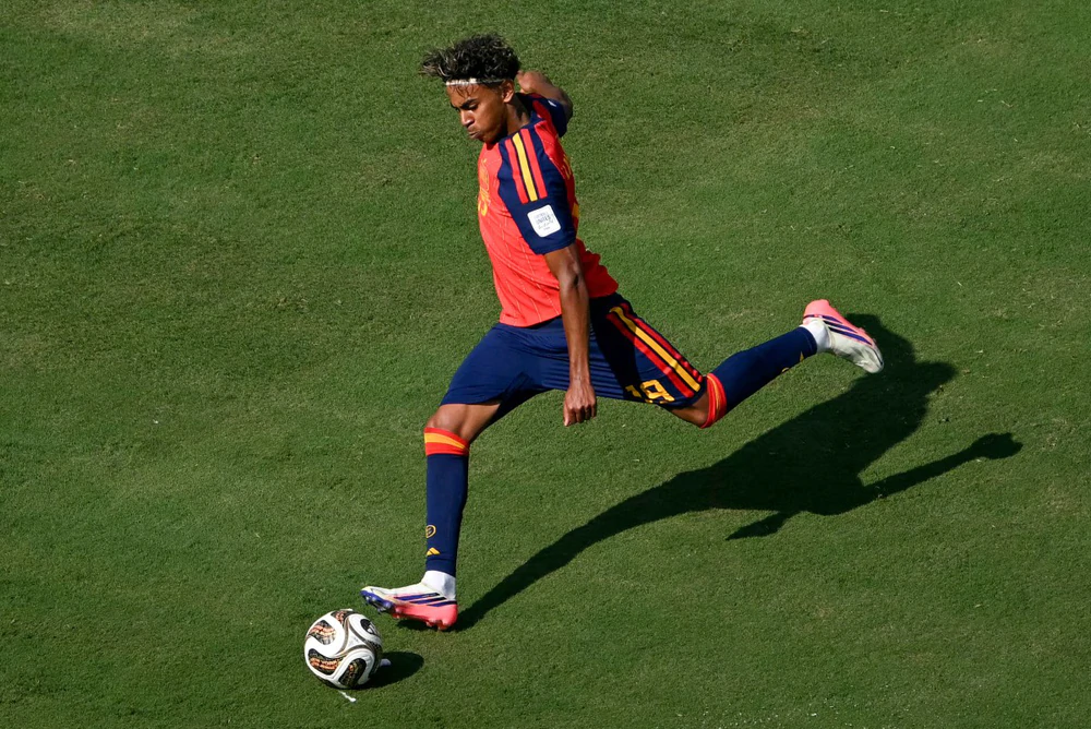 Lamine Yamal vô địch EURO và World Cup khi mới 19 tuổi. Ảnh: AFP/TTXVN Lamine Yamal vô địch EURO và World Cup khi mới 19 tuổi. Ảnh: AFP/TTXVN