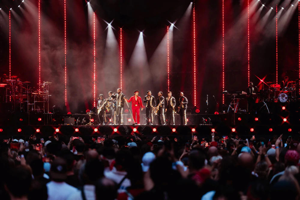 Bruno Mars hút khán giả bằng giai điệu dễ nhớ - Ảnh 3. Bruno Mars hút khán giả bằng giai điệu dễ nhớ - Ảnh 3.