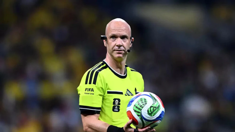 Chính thức: Trọng tài Anthony Taylor giải nghệ ở tuổi 47 - Ảnh 1.