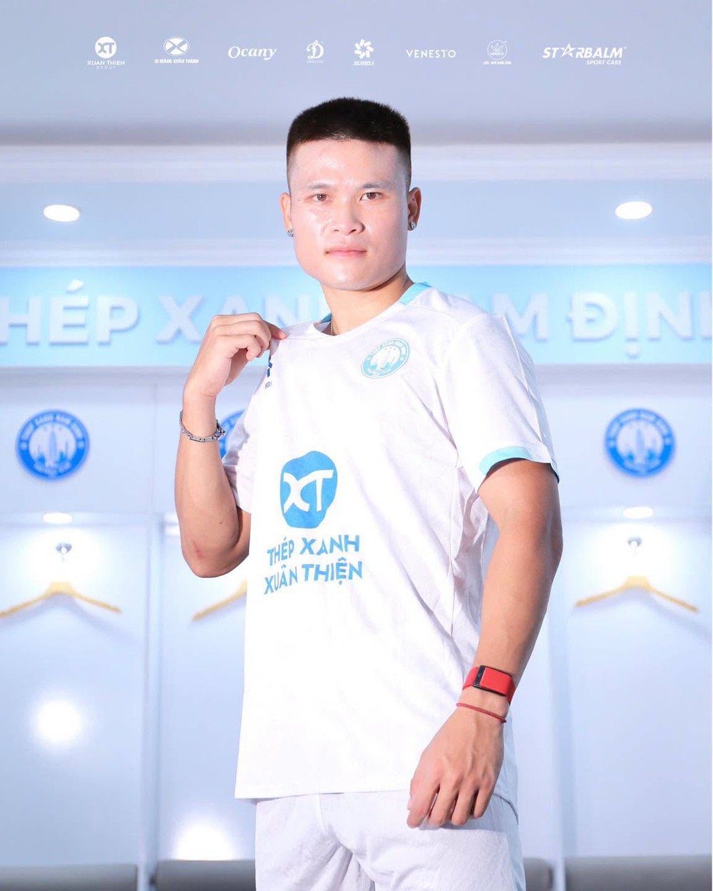 Tuấn Hải ra mắt trong màu áo Thép Xanh Nam Định - Ảnh 1. Tuấn Hải ra mắt trong màu áo Thép Xanh Nam Định - Ảnh 1.