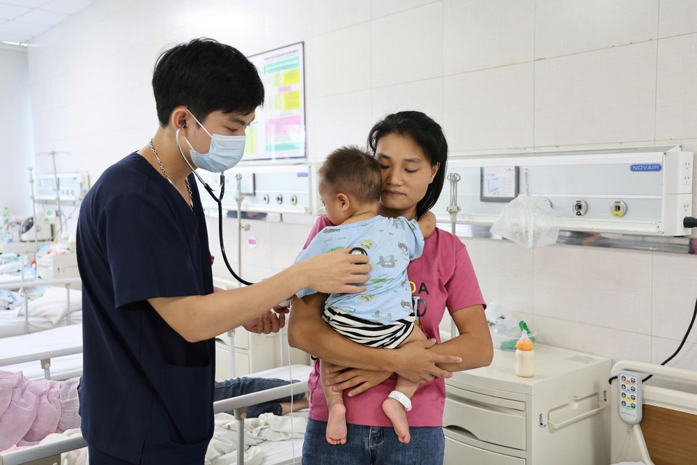 Bé trai 15 tháng tuổi suy đa tạng, sốc nhiễm độc vì 60 vết ong vò vẽ đốt - Ảnh 2. Bé trai 15 tháng tuổi suy đa tạng, sốc nhiễm độc vì 60 vết ong vò vẽ đốt - Ảnh 2.