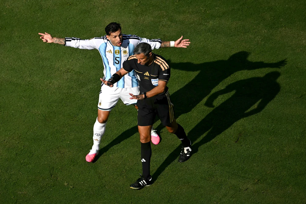 Một tình huống Leandro Paredes phàn nàn với trọng tài ở trận chung kết World Cup 2026. Ảnh: AFP/TTXVN Một tình huống Leandro Paredes phàn nàn với trọng tài ở trận chung kết World Cup 2026. Ảnh: AFP/TTXVN