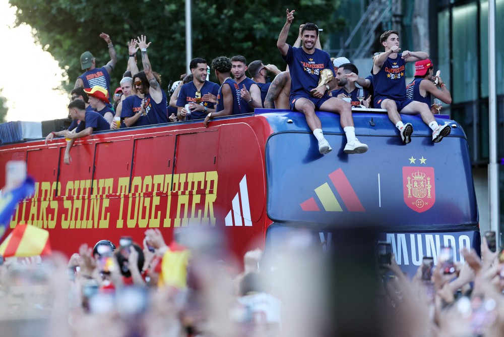 Tuyển Tây Ban Nha diễu hành ăn mừng chức vô địch World Cup 2026 giữa biển người hâm mộ ở Madrid - Ảnh 11. Tuyển Tây Ban Nha diễu hành ăn mừng chức vô địch World Cup 2026 giữa biển người hâm mộ ở Madrid - Ảnh 11.