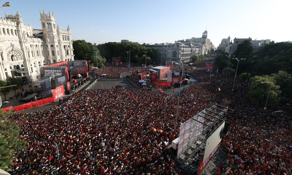 Tuyển Tây Ban Nha diễu hành ăn mừng chức vô địch World Cup 2026 giữa biển người hâm mộ ở Madrid - Ảnh 8. Tuyển Tây Ban Nha diễu hành ăn mừng chức vô địch World Cup 2026 giữa biển người hâm mộ ở Madrid - Ảnh 8.