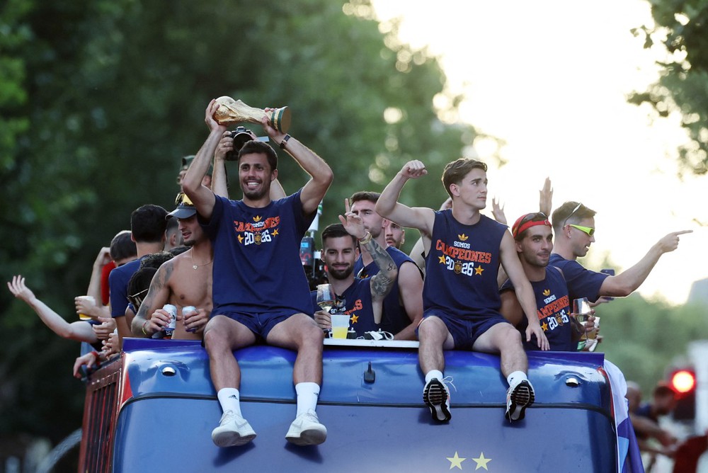 Tuyển Tây Ban Nha diễu hành ăn mừng chức vô địch World Cup 2026 giữa biển người hâm mộ ở Madrid - Ảnh 10. Tuyển Tây Ban Nha diễu hành ăn mừng chức vô địch World Cup 2026 giữa biển người hâm mộ ở Madrid - Ảnh 10.