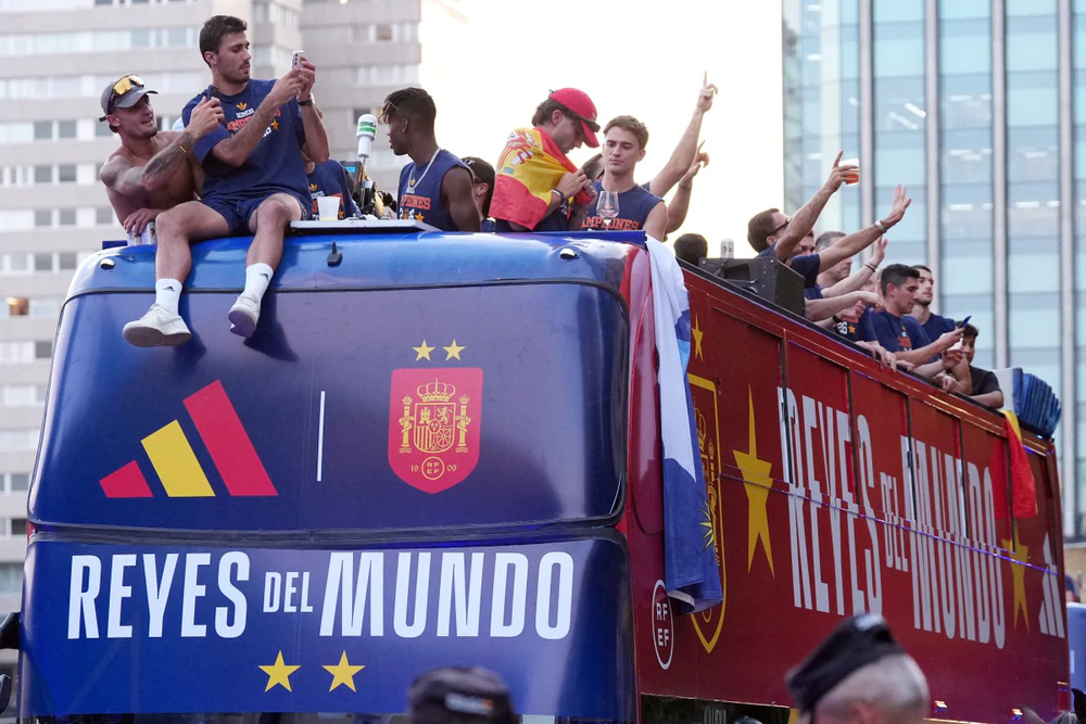 Tuyển Tây Ban Nha diễu hành ăn mừng chức vô địch World Cup 2026 giữa biển người hâm mộ ở Madrid - Ảnh 6. Tuyển Tây Ban Nha diễu hành ăn mừng chức vô địch World Cup 2026 giữa biển người hâm mộ ở Madrid - Ảnh 6.
