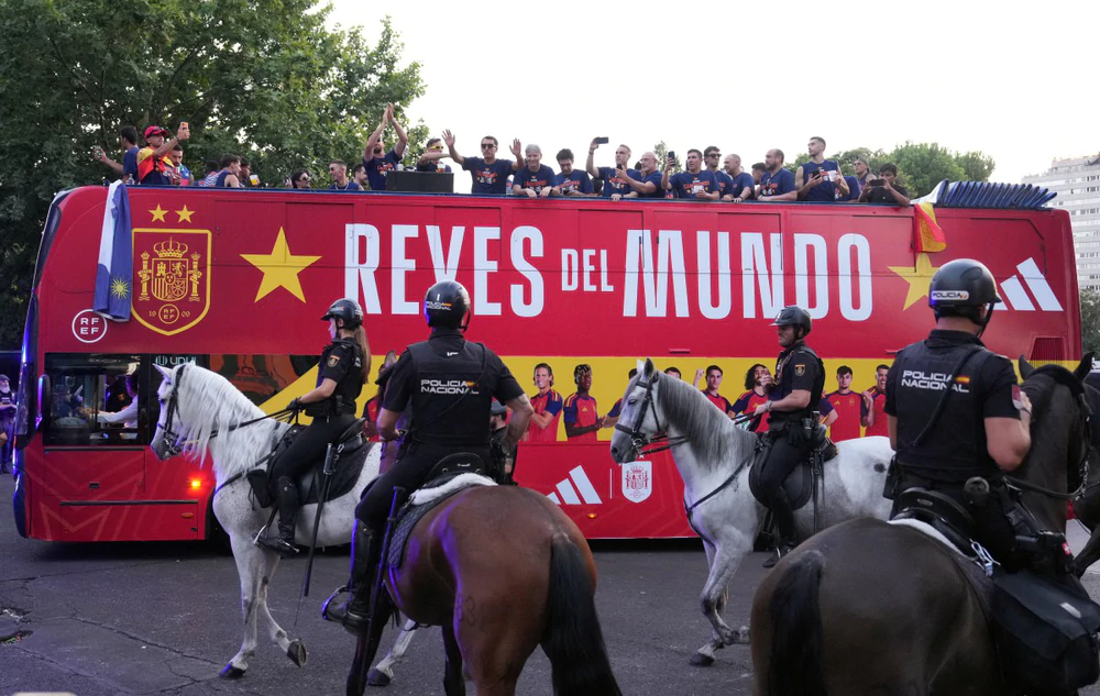 Tuyển Tây Ban Nha diễu hành ăn mừng chức vô địch World Cup 2026 giữa biển người hâm mộ ở Madrid - Ảnh 5. Tuyển Tây Ban Nha diễu hành ăn mừng chức vô địch World Cup 2026 giữa biển người hâm mộ ở Madrid - Ảnh 5.