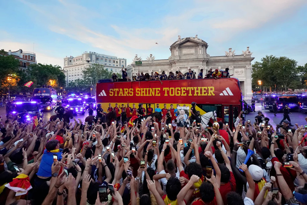 Tuyển Tây Ban Nha diễu hành ăn mừng chức vô địch World Cup 2026 giữa biển người hâm mộ ở Madrid - Ảnh 9. Tuyển Tây Ban Nha diễu hành ăn mừng chức vô địch World Cup 2026 giữa biển người hâm mộ ở Madrid - Ảnh 9.