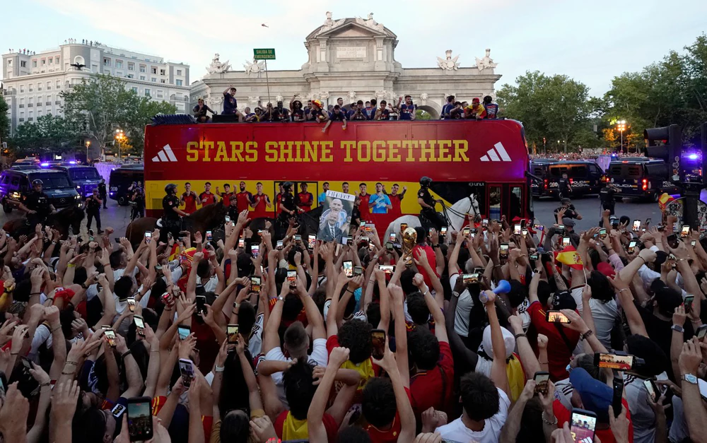 Tuyển Tây Ban Nha diễu hành ăn mừng chức vô địch World Cup 2026 giữa biển người hâm mộ ở Madrid - Ảnh 7. Tuyển Tây Ban Nha diễu hành ăn mừng chức vô địch World Cup 2026 giữa biển người hâm mộ ở Madrid - Ảnh 7.