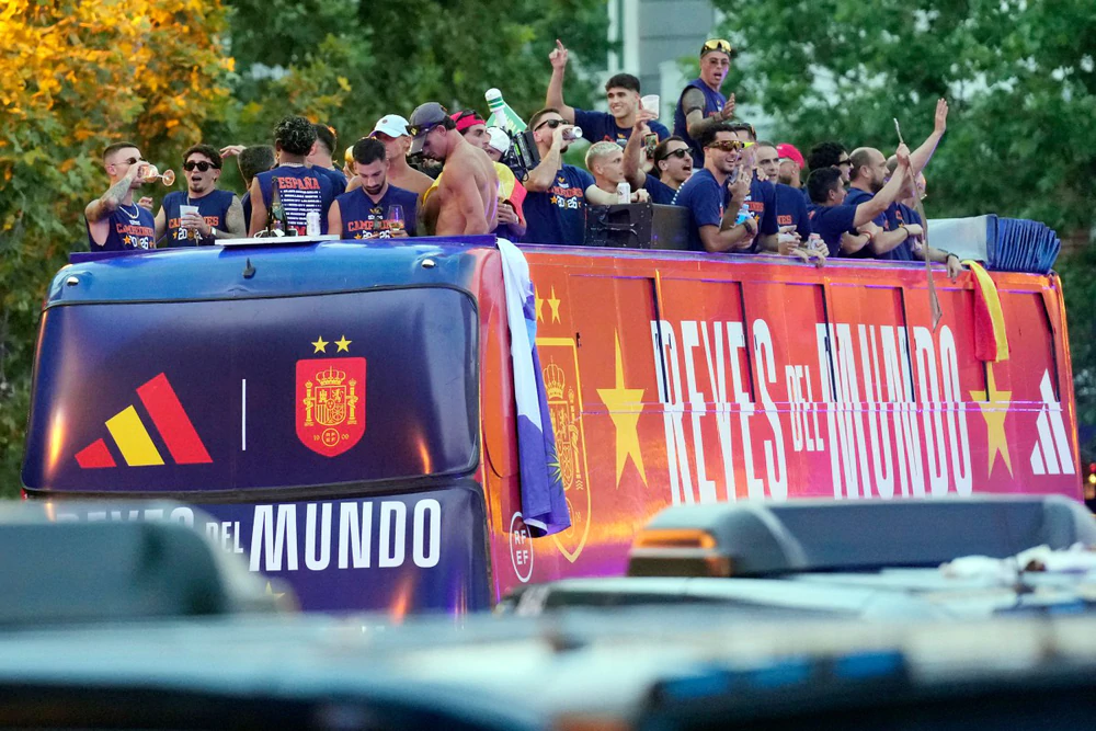 Tuyển Tây Ban Nha diễu hành ăn mừng chức vô địch World Cup 2026 giữa biển người hâm mộ ở Madrid - Ảnh 4. Tuyển Tây Ban Nha diễu hành ăn mừng chức vô địch World Cup 2026 giữa biển người hâm mộ ở Madrid - Ảnh 4.