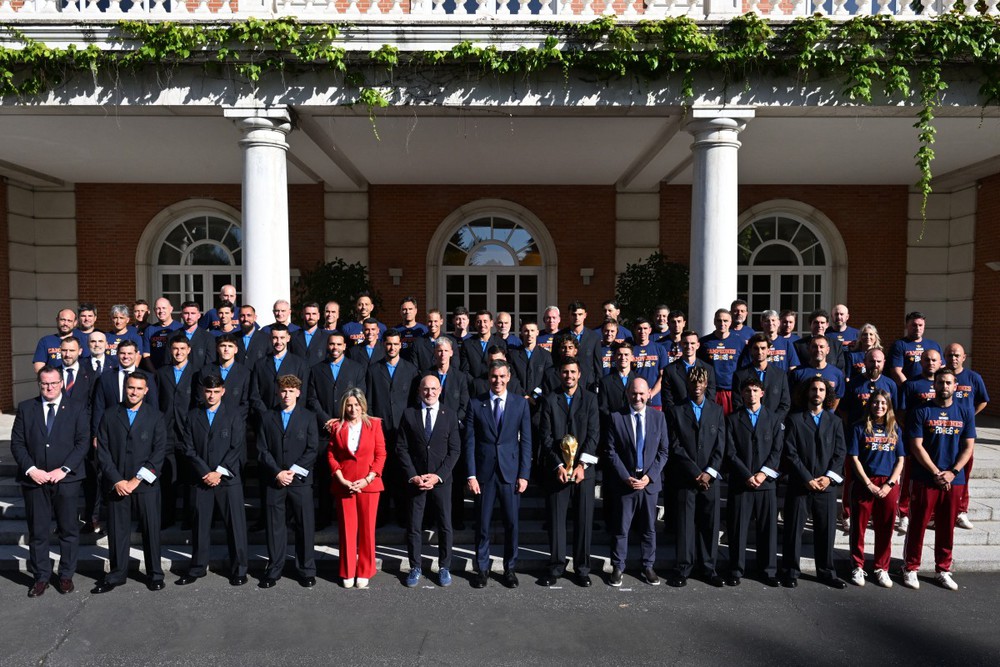 Tuyển Tây Ban Nha diễu hành ăn mừng chức vô địch World Cup 2026 giữa biển người hâm mộ ở Madrid - Ảnh 3. Tuyển Tây Ban Nha diễu hành ăn mừng chức vô địch World Cup 2026 giữa biển người hâm mộ ở Madrid - Ảnh 3.