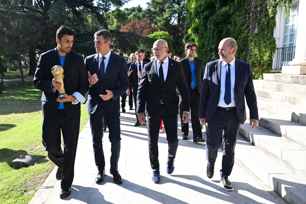Tuyển Tây Ban Nha diễu hành ăn mừng chức vô địch World Cup 2026 giữa biển người hâm mộ ở Madrid - Ảnh 2. Tuyển Tây Ban Nha diễu hành ăn mừng chức vô địch World Cup 2026 giữa biển người hâm mộ ở Madrid - Ảnh 2.
