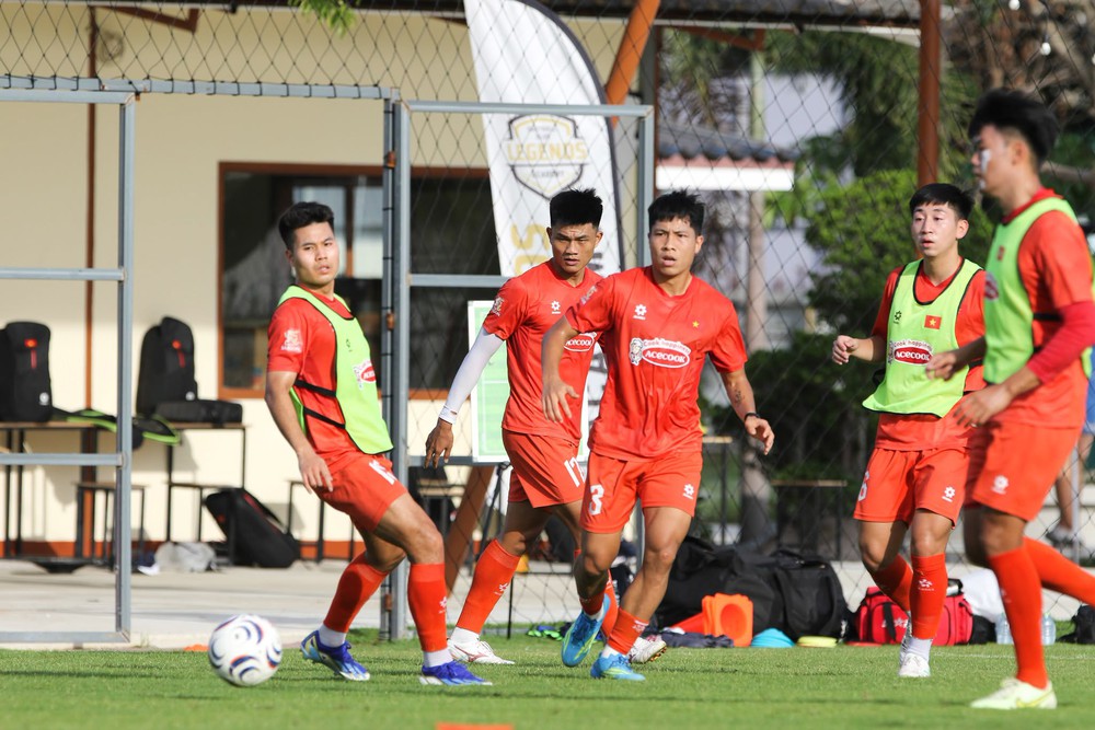 Đội tuyển Việt Nam tăng tốc tại Thái Lan: Thành Chung gặp 'sự cố' bất ngờ - Ảnh 2. Đội tuyển Việt Nam tăng tốc tại Thái Lan: Thành Chung gặp 'sự cố' bất ngờ - Ảnh 2.