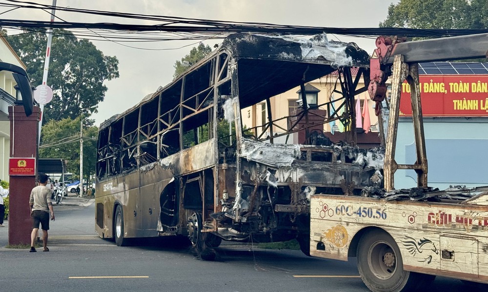 Vụ cháy xe khách khiến 7 người tử vong: Nguyên nhân ban đầu là do tài xế buồn ngủ - Ảnh 1. Vụ cháy xe khách khiến 7 người tử vong: Nguyên nhân ban đầu là do tài xế buồn ngủ - Ảnh 1.