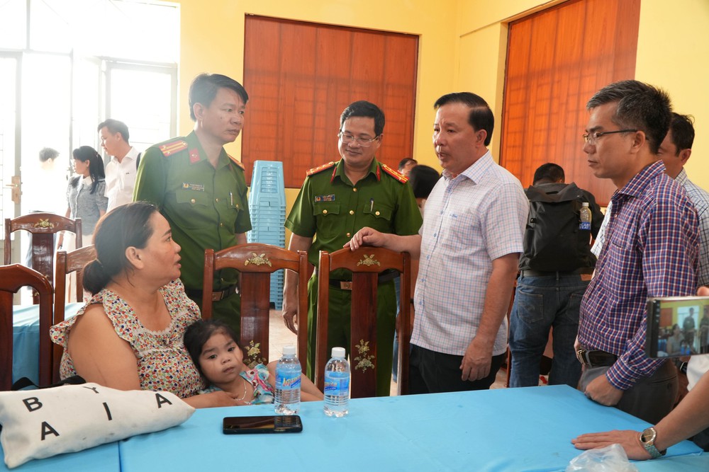 Vụ cháy xe khách khiến 7 người tử vong: Nguyên nhân ban đầu là do tài xế buồn ngủ - Ảnh 2. Vụ cháy xe khách khiến 7 người tử vong: Nguyên nhân ban đầu là do tài xế buồn ngủ - Ảnh 2.