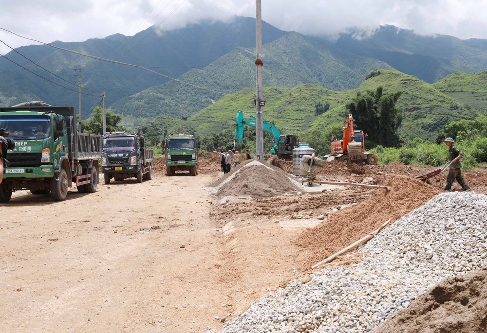 Phó Thủ tướng Hồ Quốc Dũng kiểm tra, chỉ đạo khắc phục hậu quả mưa lũ tại xã Mường Than - Ảnh 8. Phó Thủ tướng Hồ Quốc Dũng kiểm tra, chỉ đạo khắc phục hậu quả mưa lũ tại xã Mường Than - Ảnh 8.