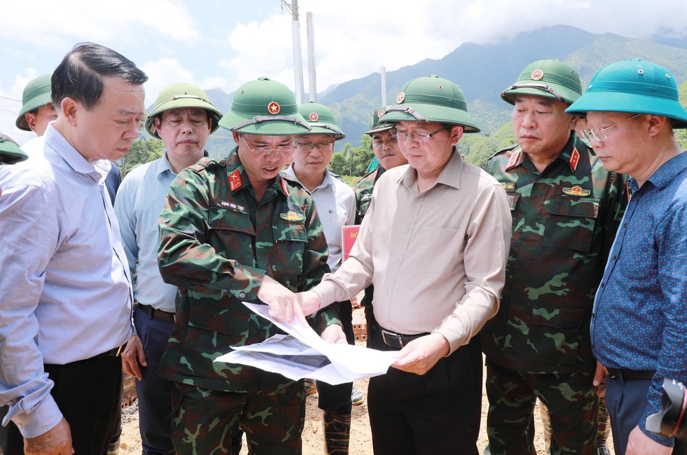 Phó Thủ tướng Hồ Quốc Dũng kiểm tra, chỉ đạo khắc phục hậu quả mưa lũ tại xã Mường Than - Ảnh 1. Phó Thủ tướng Hồ Quốc Dũng kiểm tra, chỉ đạo khắc phục hậu quả mưa lũ tại xã Mường Than - Ảnh 1.