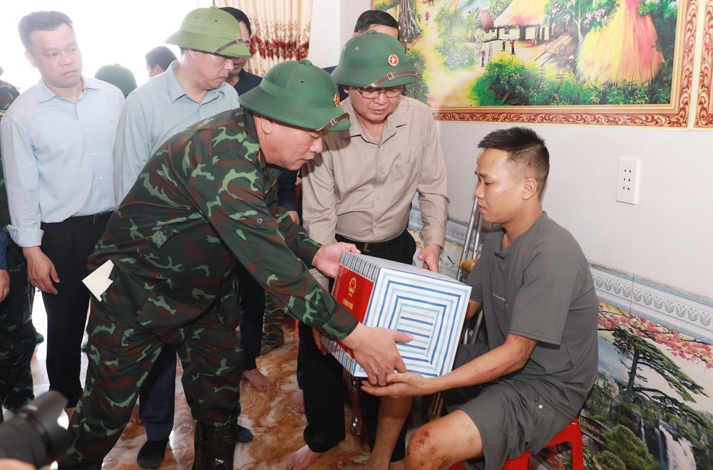 Phó Thủ tướng Hồ Quốc Dũng kiểm tra, chỉ đạo khắc phục hậu quả mưa lũ tại xã Mường Than - Ảnh 5. Phó Thủ tướng Hồ Quốc Dũng kiểm tra, chỉ đạo khắc phục hậu quả mưa lũ tại xã Mường Than - Ảnh 5.