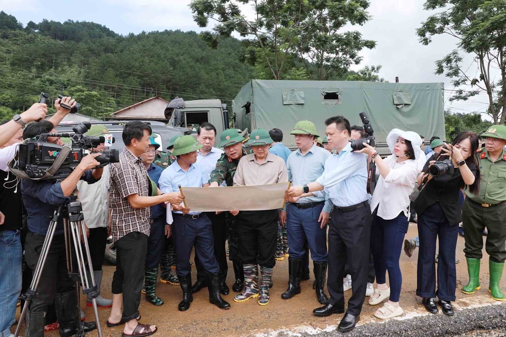 Phó Thủ tướng Hồ Quốc Dũng kiểm tra, chỉ đạo khắc phục hậu quả mưa lũ tại xã Mường Than - Ảnh 3. Phó Thủ tướng Hồ Quốc Dũng kiểm tra, chỉ đạo khắc phục hậu quả mưa lũ tại xã Mường Than - Ảnh 3.