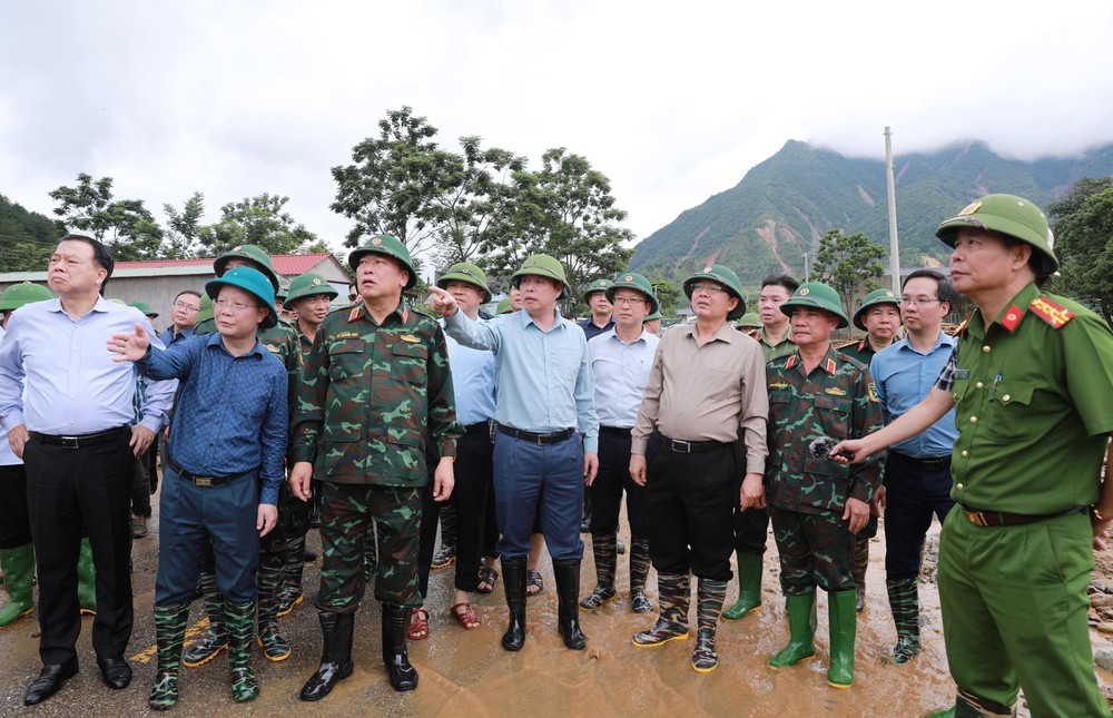 Phó Thủ tướng Hồ Quốc Dũng kiểm tra, chỉ đạo khắc phục hậu quả mưa lũ tại xã Mường Than - Ảnh 4. Phó Thủ tướng Hồ Quốc Dũng kiểm tra, chỉ đạo khắc phục hậu quả mưa lũ tại xã Mường Than - Ảnh 4.