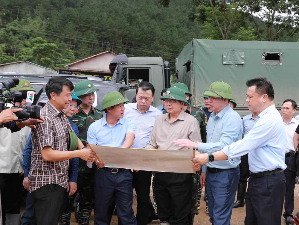 Phó Thủ tướng Hồ Quốc Dũng kiểm tra, chỉ đạo khắc phục hậu quả mưa lũ tại xã Mường Than - Ảnh 2. Phó Thủ tướng Hồ Quốc Dũng kiểm tra, chỉ đạo khắc phục hậu quả mưa lũ tại xã Mường Than - Ảnh 2.
