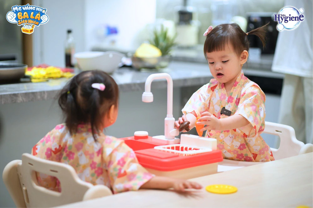 Hai hot kid nhà Tuấn Dương - Lucie Nguyễn tiếp tục gây sốt - Ảnh 2. Hai hot kid nhà Tuấn Dương - Lucie Nguyễn tiếp tục gây sốt - Ảnh 2.