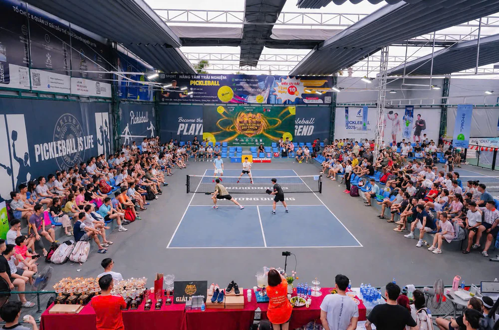 Giải Pickleball "Anh trai chị đẹp đại chiến - Mùa 6 tranh cúp LT PRO 48" quy tụ gần 1.000 VĐV từ khắp mọi nơi tới tham dự - Ảnh 1. Giải Pickleball "Anh trai chị đẹp đại chiến - Mùa 6 tranh cúp LT PRO 48" quy tụ gần 1.000 VĐV từ khắp mọi nơi tới tham dự - Ảnh 1.