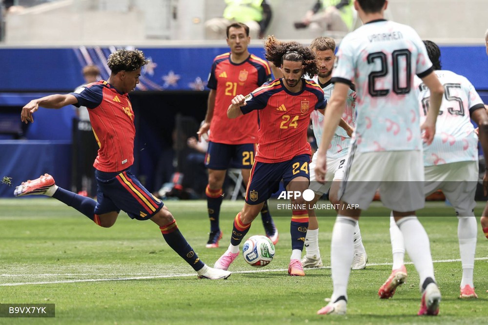 Mourinho chiêu mộ Cucurella để khóa Yamal - Ảnh 1.