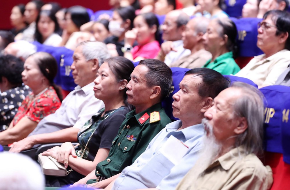 Tuần phim 27-7: Khán giả xúc động với những thước phim chạm vào ký ức - Ảnh 4. Tuần phim 27-7: Khán giả xúc động với những thước phim chạm vào ký ức - Ảnh 4.