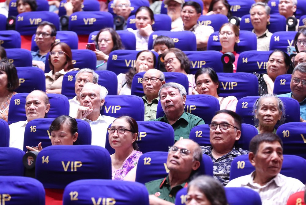 Tuần phim 27-7: Khán giả xúc động với những thước phim chạm vào ký ức - Ảnh 3. Tuần phim 27-7: Khán giả xúc động với những thước phim chạm vào ký ức - Ảnh 3.